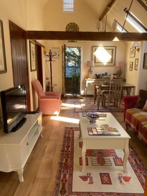 Milton Abbas The Grooms Loft Self Contained Apartment מראה חיצוני תמונה