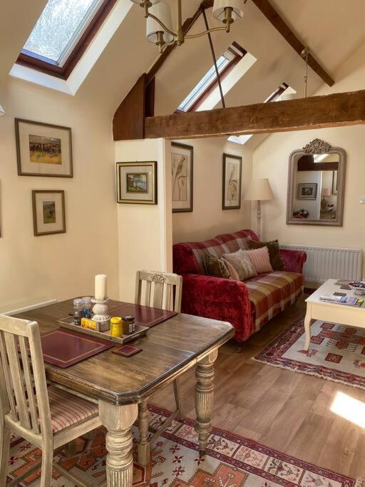 Milton Abbas The Grooms Loft Self Contained Apartment מראה חיצוני תמונה