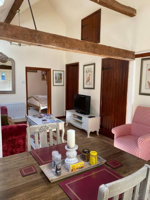 Milton Abbas The Grooms Loft Self Contained Apartment מראה חיצוני תמונה
